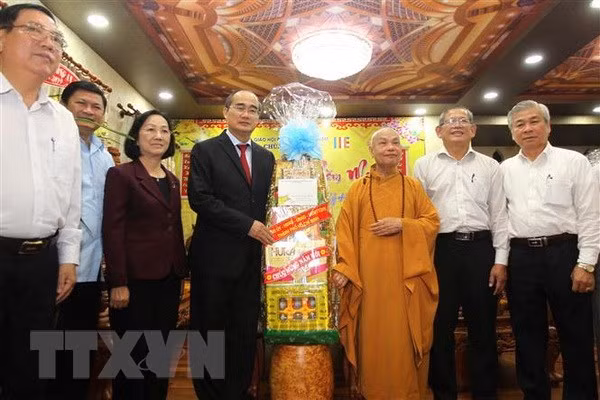 Dirigentes de Ciudad Ho Chi Minh transmiten a comunidades religiosas felicitaciones por el Tet ảnh 1
