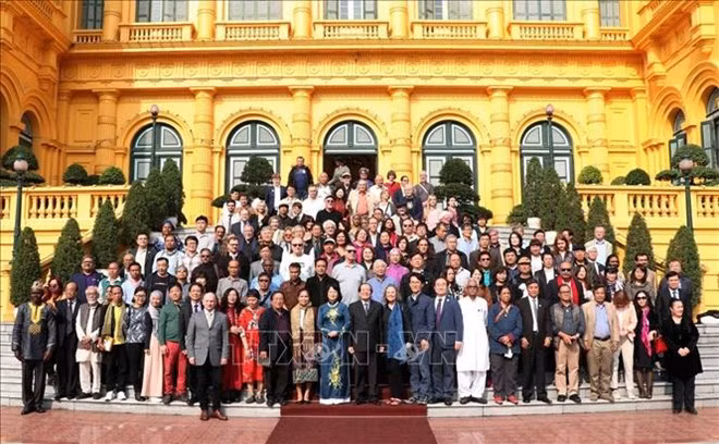 Recibe vicepresidenta de Vietnam a poetas y escritores extranjeros ảnh 1