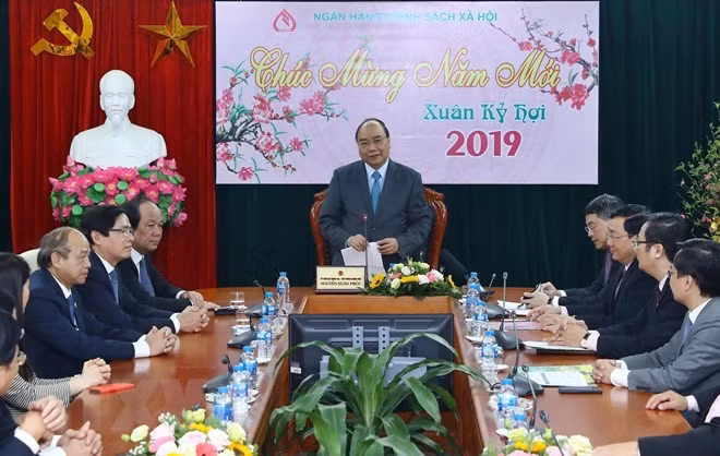 Premier vietnamita exhorta a Banco de Políticas Sociales a empeñarse en reducir la pobreza ảnh 1