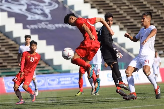 Vietnam gana Filipinas 2-1 en primer partido del Campeonato regional Sub-22 ảnh 1