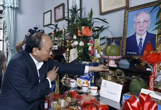 Presidente vietnamita realiza visita previa al Tet a familiares de difuntos líderes del Partido y del Estado ảnh 1 Presidente vietnamita realiza visita previa al Tet a familiares de difuntos líderes del Partido y del Estado ảnh 1