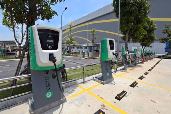 Vietnam establecerá normas sobre postes/estaciones de carga de vehículos electrónicos ảnh 1