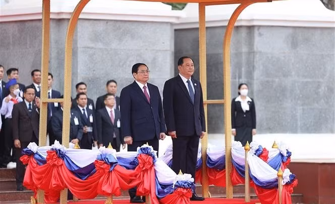 Premier vietnamita inicia visita oficial a Laos ảnh 1