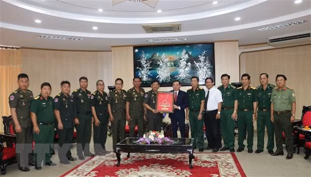 Delegaciones camboyanas felicitan a Vietnam en ocasión de Tet ảnh 1