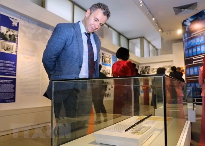 Inauguran exposición “Acuerdo de París sobre Vietnam - La puerta a la paz" ảnh 1