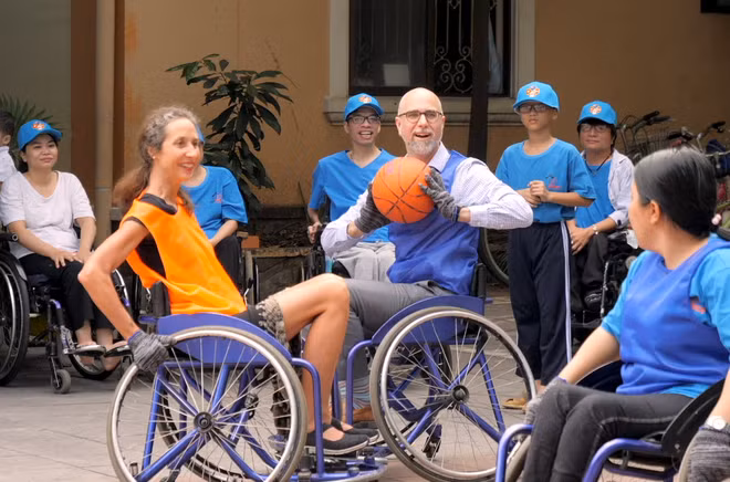 Embajadores de países europeos comparten con jóvenes con discapacidad en ocasión del Tet ảnh 1