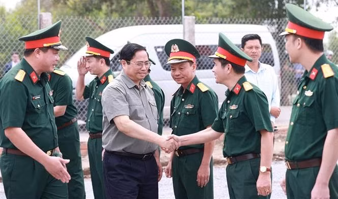 Premier vietnamita revisa obras claves infraestructurales en delta del Mekong ảnh 1