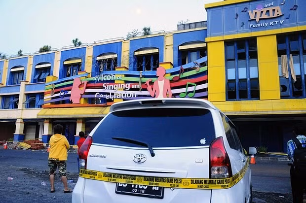  Al menos 17 muertos por incendio en un karaoke en Indonesia ảnh 1