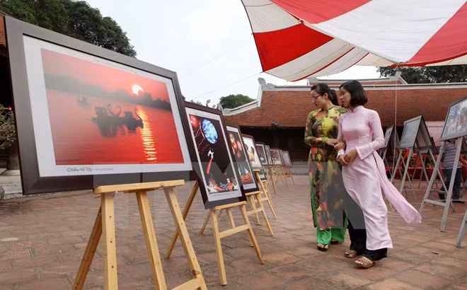 Exposición resalta logros de 30 años de renovación de Hanoi ảnh 1