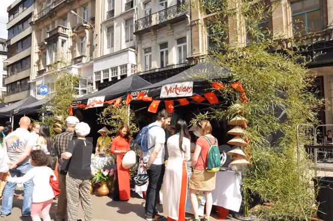 Arte culinario vietnamita conquista a amigos extranjeros en día cultural en Bélgica ảnh 1 Arte culinario vietnamita conquista a amigos extranjeros en día cultural en Bélgica ảnh 1