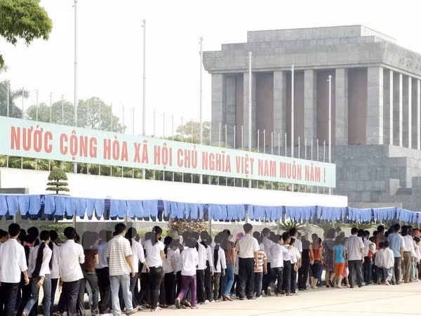 Miles visitantes rinden tributo a Ho Chi Minh en Día de Reunificación Nacional ảnh 1