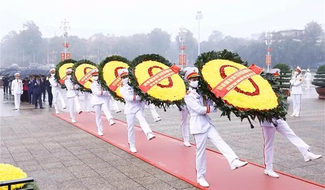 Dirigentes del Partido y Estado rinden homenaje al Presidente Ho Chi Minh ảnh 1