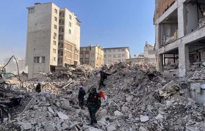 Socorristas vietnamitas siguen localizando otras víctimas de terremoto en Turquía ảnh 1
