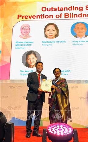 Médico vietnamita honrado con premio de Asia – Pacífico por sus aportes a prevención de ceguera ảnh 2