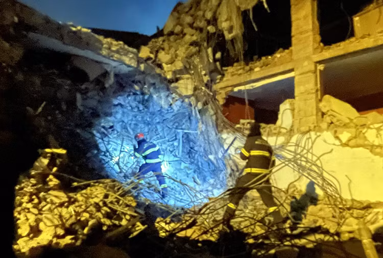 Fuerza de rescate vietnamita salva a víctima de 14 años tras terremoto en Turquía ảnh 1