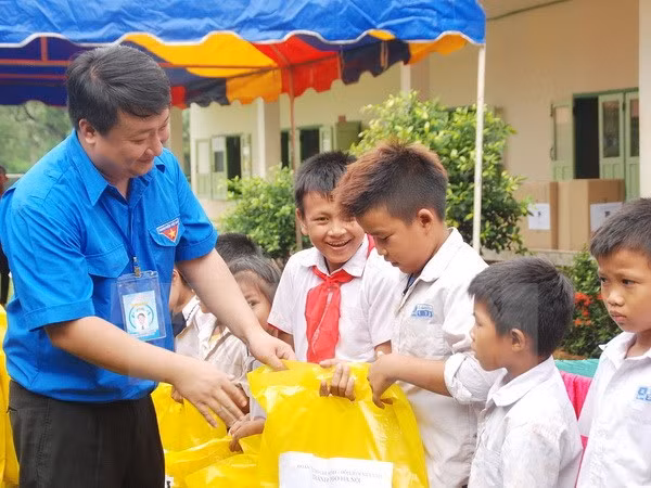 Jóvenes de Hanoi unen manos por impulsar amistad Vietnam-Laos ảnh 1