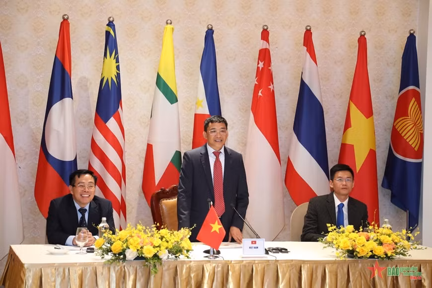 Debaten iniciativa de Vietnam sobre colocación de bandera de la ASEAN ảnh 1