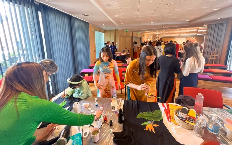 Presentan en Francia belleza del Ao Dai vietnamita ảnh 3