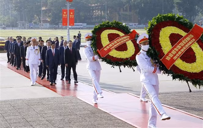 Dirigentes del Partido y Estado rinden homenaje al Presidente Ho Chi Minh ảnh 1