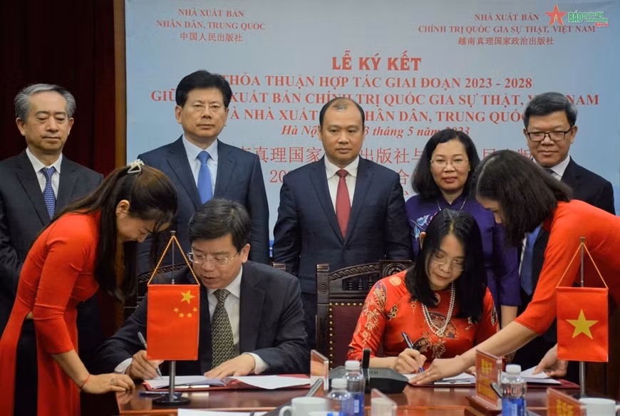 Cooperan editoriales de Vietnam y China en edición y publicación de libros ảnh 1