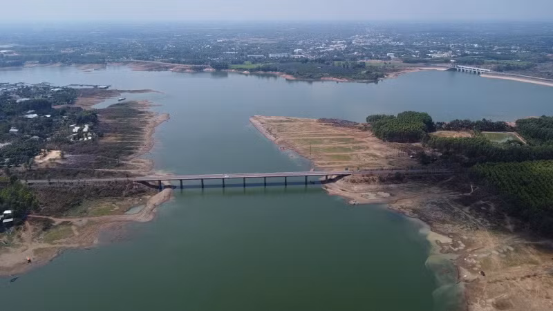 Nivel de agua de mayor embalse hidroeléctrico del Sur es el más bajo en 12 años ảnh 1
