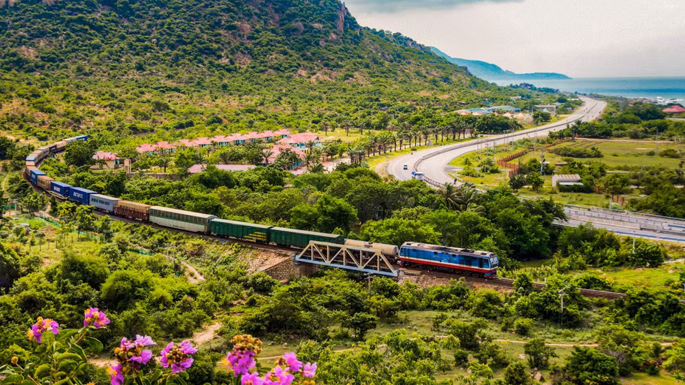 Línea ferroviaria Norte-Sur de Vietnam entre las más espectaculares del mundo ảnh 1