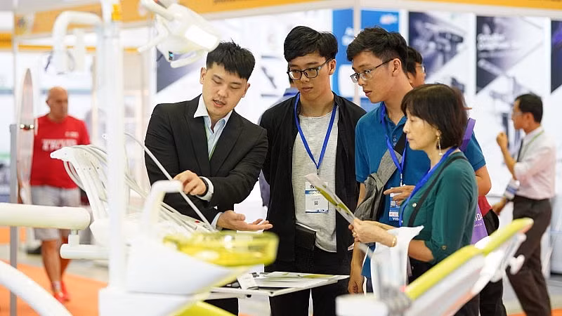 Nutrida participación en exposición internacional de industria farmacéutica ảnh 1
