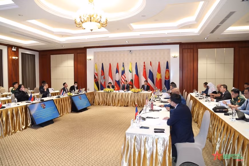 Debaten iniciativa de Vietnam sobre colocación de bandera de la ASEAN ảnh 2