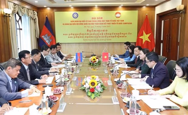 Organizaciones de masas vietnamitas y camboyanas forjan cooperación ảnh 1