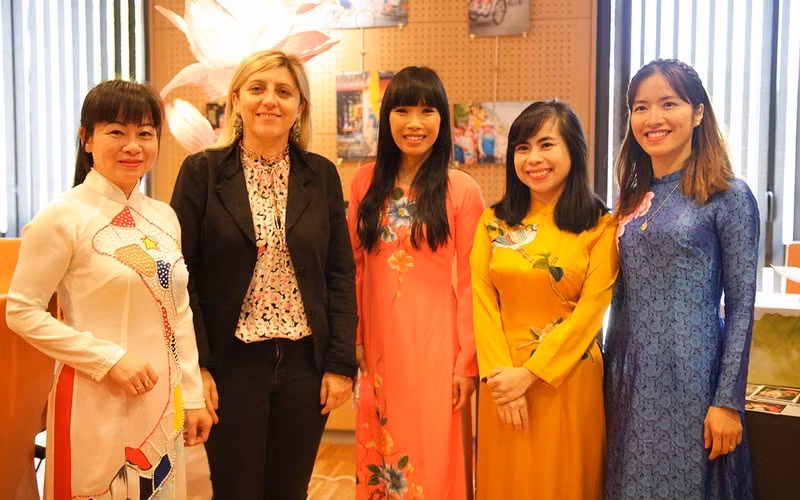 Presentan en Francia belleza del Ao Dai vietnamita ảnh 1