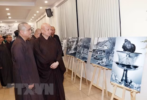 Inauguran exposición de documentos periodísticos del Budismo ảnh 1
