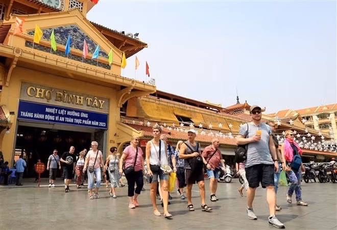 Localidades vietnamitas recibieron gran flujo de turistas durante días feriados ảnh 1