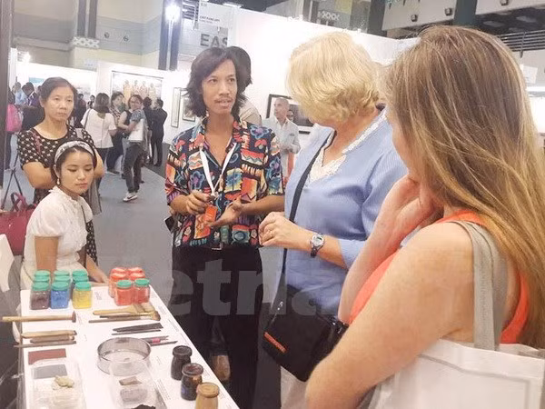 Presentan pinturas de laca de Vietnam en feria artística en Malasia ảnh 1
