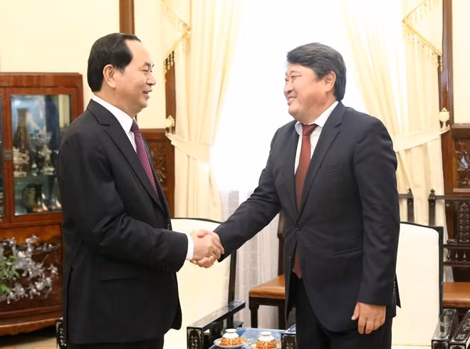 Presidente vietnamita elogia esfuerzos de embajador mongol en fomento de nexos bilat ảnh 1