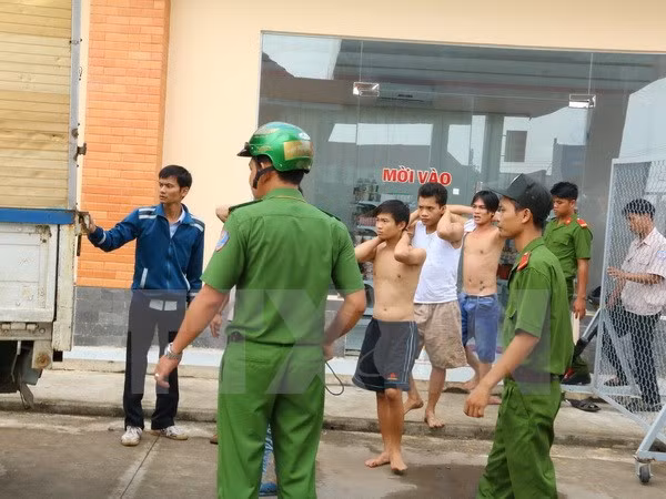 Drogadictos fugitivos retornan al centro de rehabilitación en Dong Nai ảnh 1