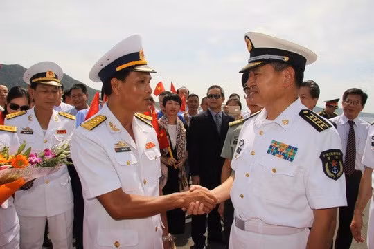 Khanh Hoa recibe buques de fuerzas navales de China ảnh 1