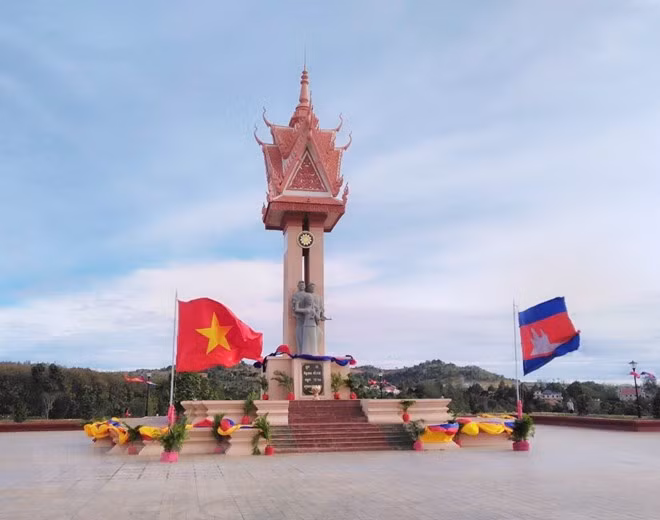 Inauguran en Camboya Monumento de Amistad con Vietnam ảnh 1