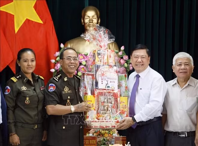 Fortalecen Fuerzas Armadas de Vietnam y Camboya relaciones de amistad ảnh 1