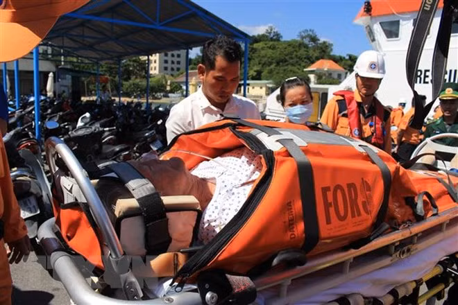 Rescatan socorristas de Vietnam en el mar a ciudadano estadounidense por urgencia médica ảnh 1