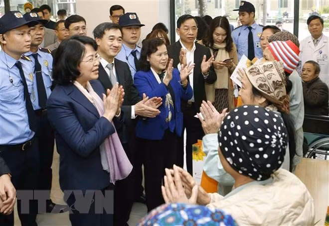 Dirigentes vietnamitas entregan regalos a personas desfavorecidas con motivo del Tet ảnh 1