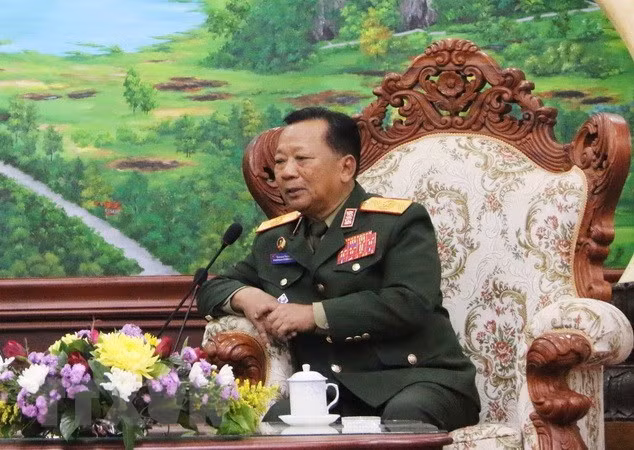 Vietnam y Laos deben consolidar aún más relaciones militares, afirma ministro laosiano ảnh 1