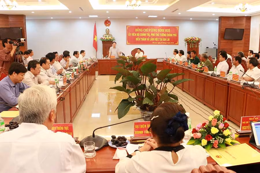 Vicepremier de Vietnam entrega regalos a trabajadores en condiciones difíciles en la provincia de Gia Lai ảnh 1