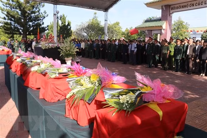 Realizan en Vietnam acto para el entierro de mártires caídos en defensa de la frontera ảnh 1