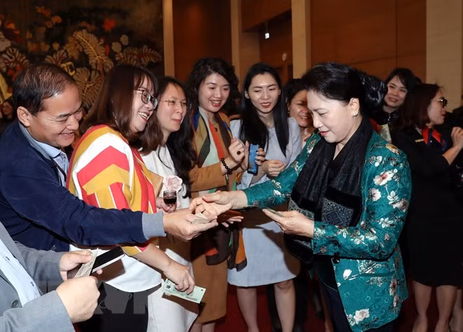 Presidenta de la Asamblea Nacional de Vietnam se reunió con el personal de Oficina Parlamentaria con motivo del Tet ảnh 1