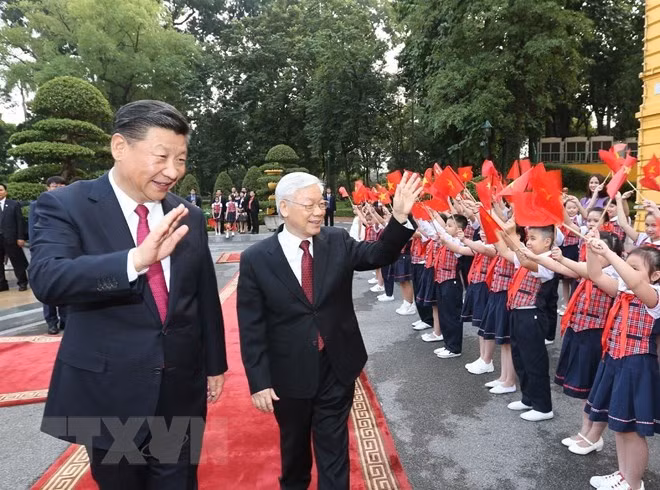 Líderes vietnamitas y chinos intercambian felicitaciones por Año Nuevo Lunar ảnh 1