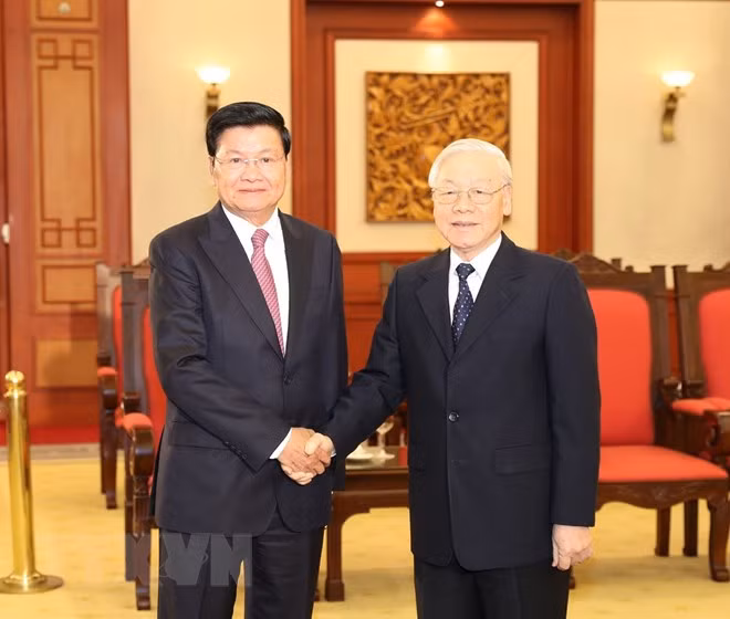 Máximo dirigente vietnamita propone mayor cooperación para promover nexos con Laos ảnh 1