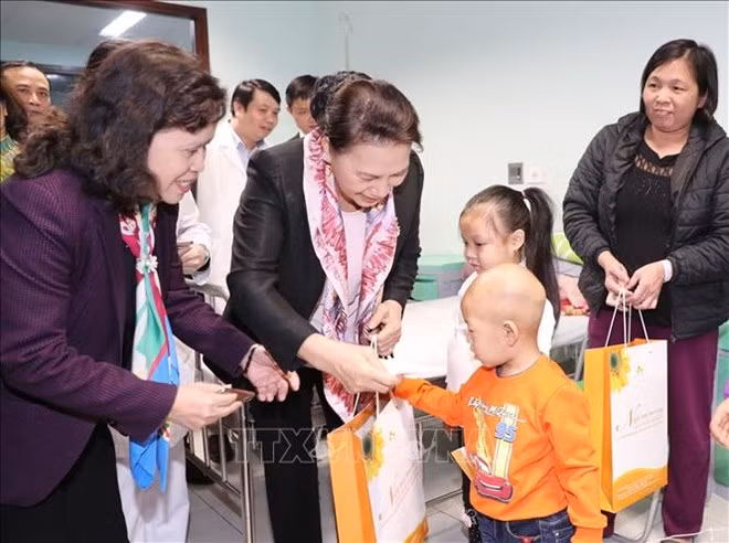 Presidenta parlamentaria de Vietnam destaca importancia de prestar mayor apoyo a niños con cáncer ảnh 1