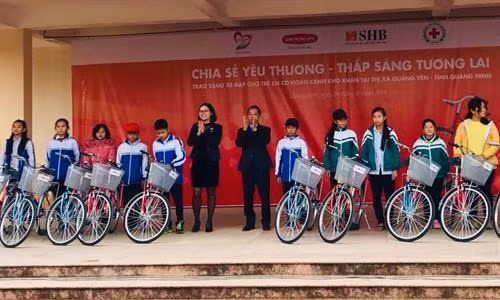 Entregan bicicletas para estudiantes pobres de la región norteña de Vietnam ảnh 1