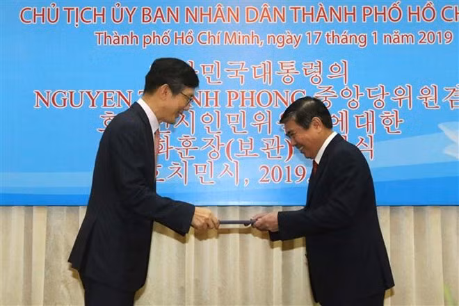 Recibe presidente del Comité Popular de Ciudad Ho Chi Minh la Orden de Mérito Cultural de Corea del Sur ảnh 1