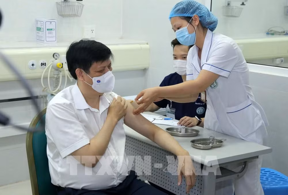 Proceso de vacunación contra COVID-19 en Vietnam se implementa con mayor seguridad ảnh 1